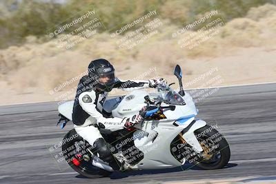 media/Dec-01-2025-Moto Forza (Mon) [[2daa91e15f]]/3-Beginner Group/Session 4 Turn 9/